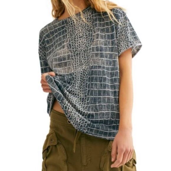 We The Free Grey White Alligator Crocodile Print Short Sleeve Oversized Tee Sz M - Picture 1 of 6